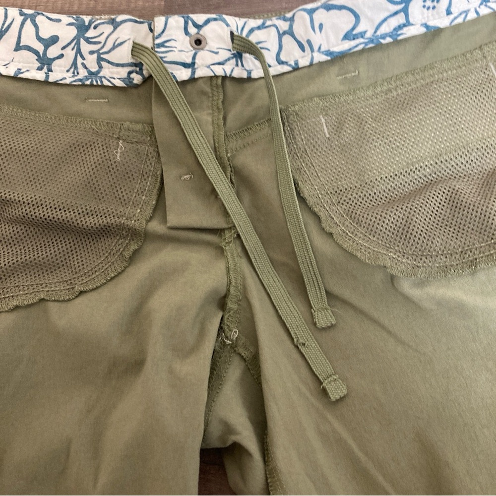 Athleta Women’s Bermuda Hiking Green Mesh-Lined Shorts Sz S - Picture 13 of 15